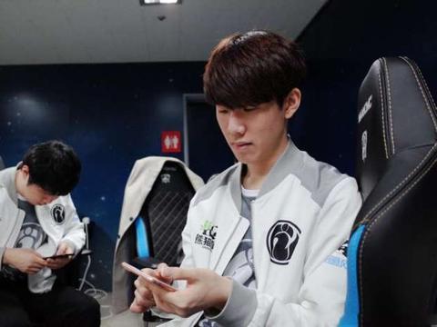 摆牌思维导图：从散牌到同花，快速归纳手牌的最优解。（手牌策略思维导图：从散牌到同花，高效归纳最佳组合）