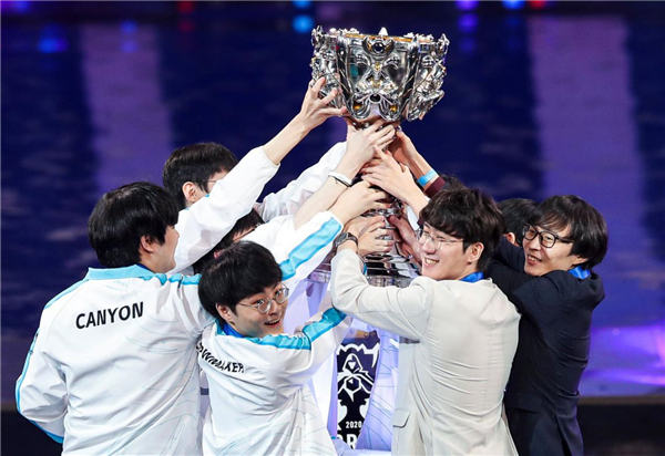 什么是“自我博弈”？解析十三水高手在空闲时进行的左手打右手训练。（十三水高手闲暇如何自我博弈？揭示“左手打右手”训练法）