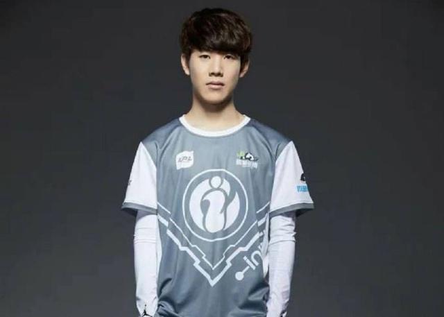 Royal Never Give Up 教练：第二把战术重点是卢娜，但可能前期处理出了点问题