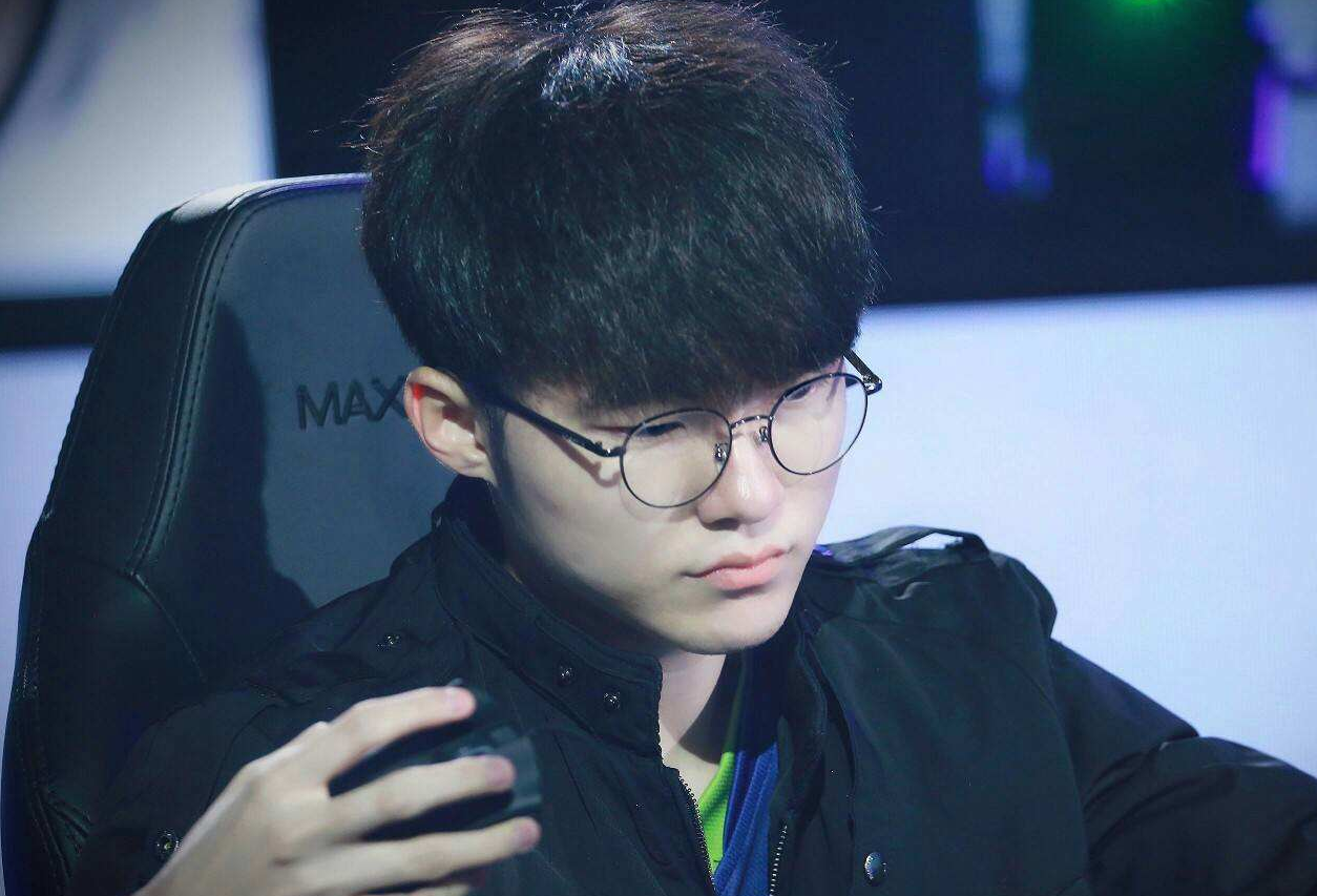 心态这么差？KC下路Caliste在队伍被团灭后2秒就直接退出游戏？？？？